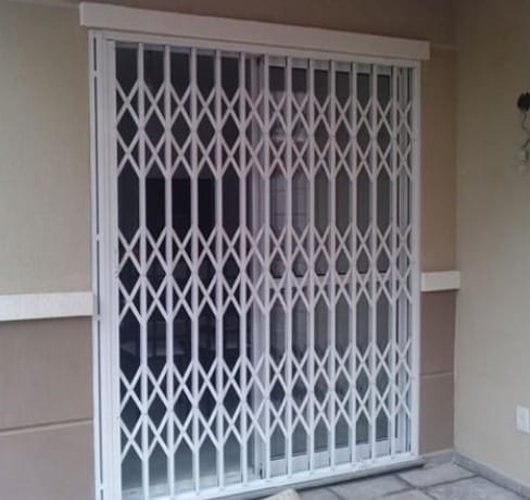 Grade sanfonada de alumínio para proteção de porta de vidro