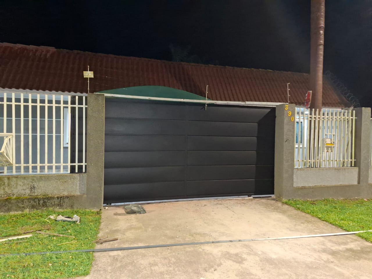 Equipe da RC Serralheria instalando portão de ferro trançado em Piraquara